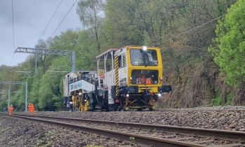 Plain line Beaver tamper tamping track