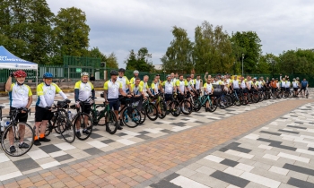 all cyclists in a line 