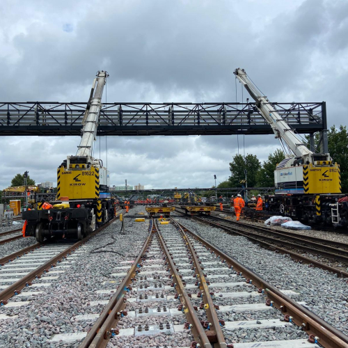 Two 250 Kirow cranes working in tandem